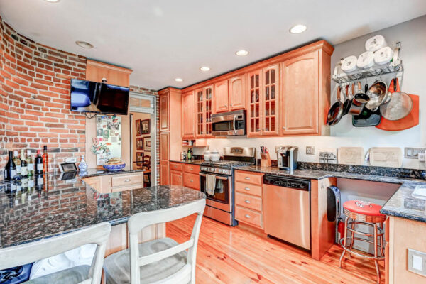 016-034-Kitchen-2048x1536